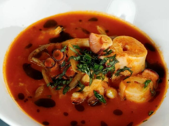 Томатный суп из осьминога с картофелем и вешенками