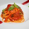 Фото к позиции меню Спагетти с томатами и базиликом