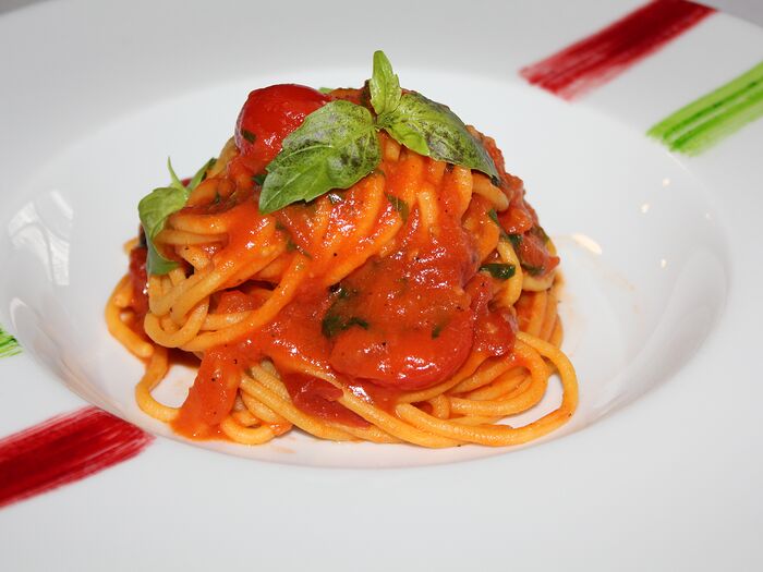 Спагетти с томатами и базиликом
