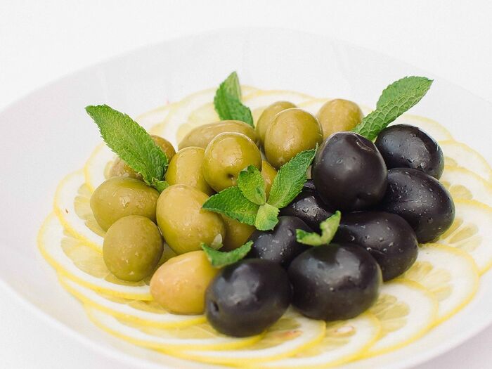 Маслины и оливки с лимоном