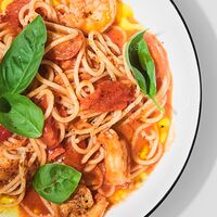 Спагетти с креветками и томатами