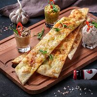 Фокачча с сыром, гуакамоле, форшмаком и куриным паштетом