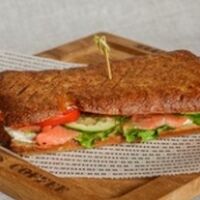 Сэндвич с лососем на ржаном хлебе