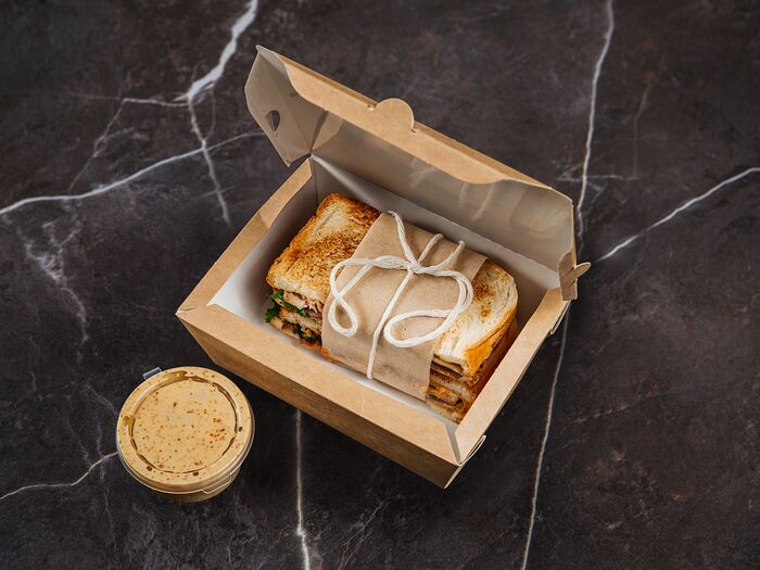 Сэндвич с лососем из смокера, свежим огурцом и творожным сыром