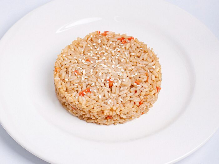 Жареный рис с кунжутом и чесноком