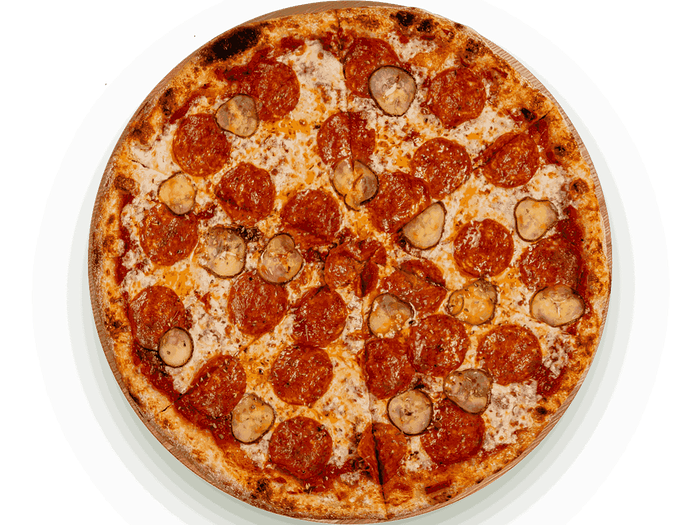 Пицца пепперони с маринованными огурцами