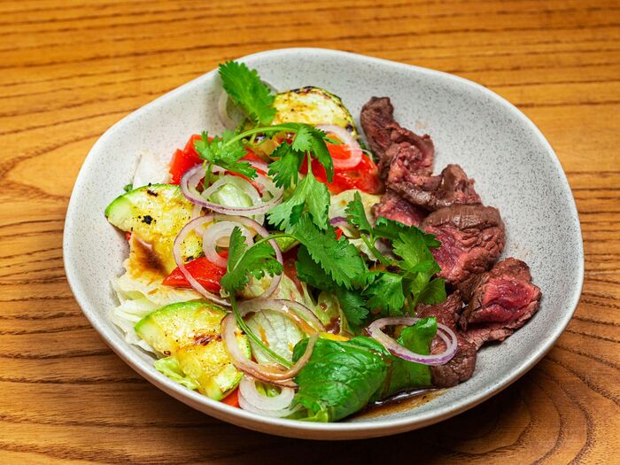 Теплый стейк-салат из говядины с овощами гриль и фирменным соусом