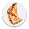 Фото к позиции меню Сэндвич с семгой слабого посола, авокадо и сметанно-сырным соусом
