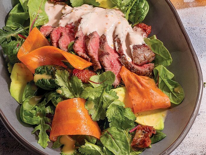 Салат с фланк стейком и вяленными томатами