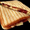 Фото к позиции меню Сэндвич с беконом и омлетом