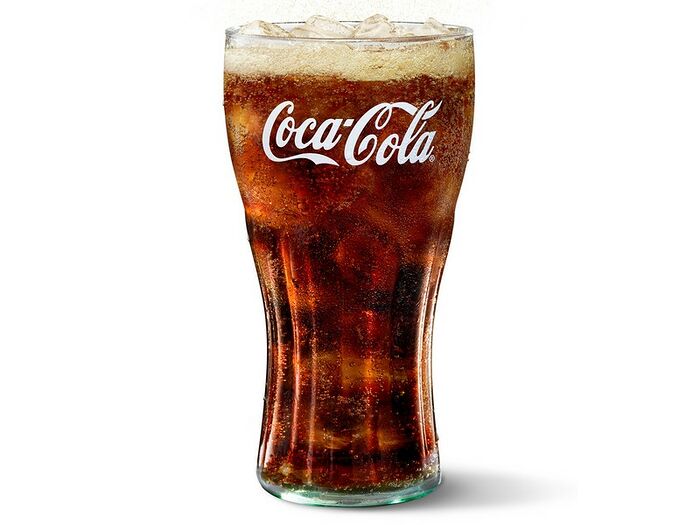 Coca-Cola в стакане средняя