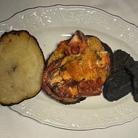 Осьминог с печеным картофелем и паприкой