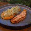 Фото к позиции меню Стейк из лосося с морковным кремом и брокколи
