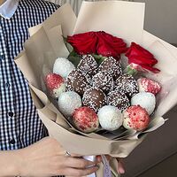 Букет клубники в шоколаде с красными розами №2