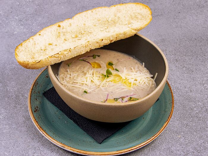 Сырно-картофельный крем-суп с беконом и песто