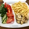 Фото к позиции меню Картофель фри с курицей и овощами