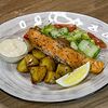 Фото к позиции меню Филе лосося с легким микс салатов из овощей