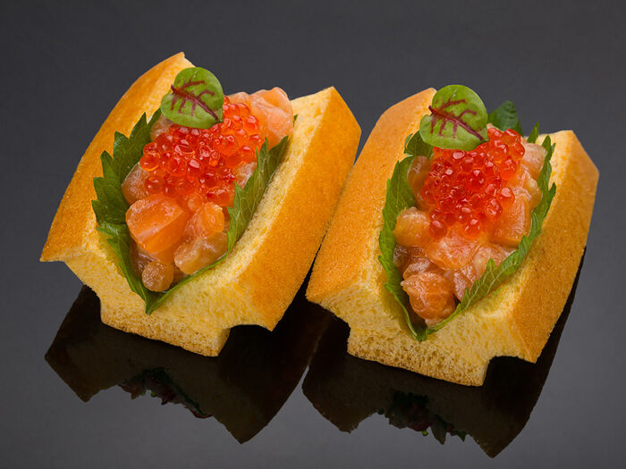 Японский яичный бисквит с лососем и икрой форели в медово-горчичном соусе (2 шт.)