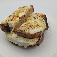 Френч-тост с расплавленным в печи сыром