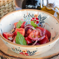 Салат из помидоров с красным луком