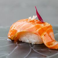 Суши лосось с терияки и юдзу