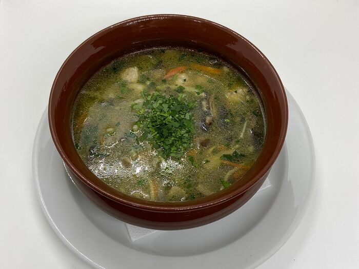 Куриный суп с домашней лапшой со сливками и грибами
