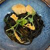 Фото к позиции меню Черные спагетти с морскими гребешками в соусе Том ям
