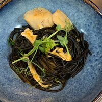 Черные спагетти с морскими гребешками в соусе Том ям