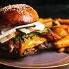 Фото к позиции меню Бургер с говяжьей котлетой и картофелем Айдахо