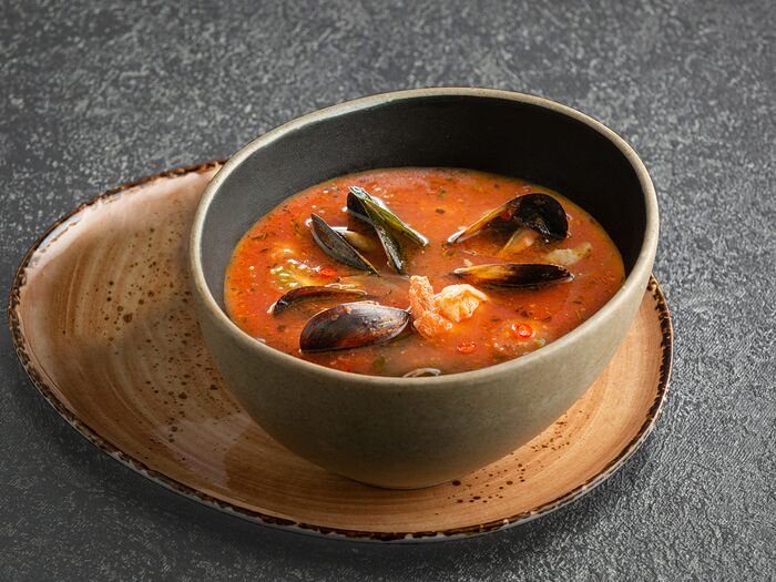 Томатный суп с морепродуктами, имбирем и листьями лайма