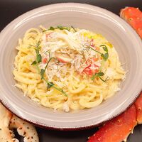 Спагетти в сливочном соусе в крабом и пармезаном