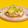 Фото к позиции меню Скрембл из яиц с авокадо, лососем или беконом