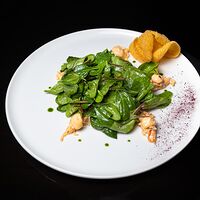 Зелёный салат из бейби шпината с крабом и имбирным соусом