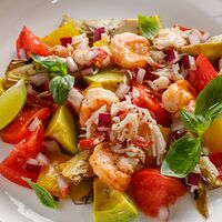 Средиземноморский салат с крабом, креветками и артишоками