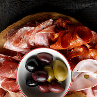 Парма, салями, мортаделла, греческие оливки