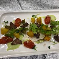 Салат с говяжьим языком, овощами и печеным картофелем