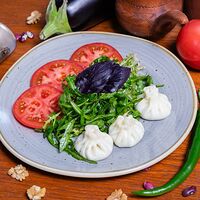 Салат с помидорами и сыром гебжалия