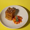 Фото к позиции меню Французский тост в стиле Gutai с арахисом и фруктовым салатом