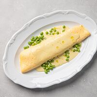 Французский омлет с сыром бри, молодым горошком и соусом из фуа-гра