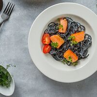 Спагетти Неро с подкопчёным лососем