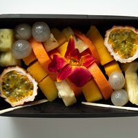 Фруктовый десерт с папайей, манго, маракуей