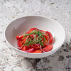 Фото к позиции меню Салат из свежих томатов с укропом и красным луком