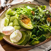 Зеленый салат с яйцом пашот и соусом веган