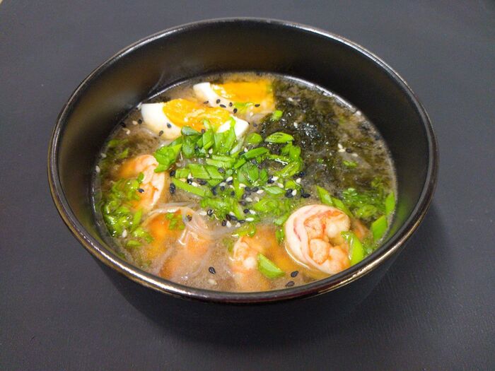 Суп Рамен с креветками, лапшой и японским саке