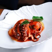 Осьминог по-сицилийски в томатном соусе с печёным картофелем