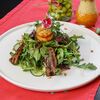 Фото к позиции меню Теплый салат с говядиной гриль и с жареной моцареллой
