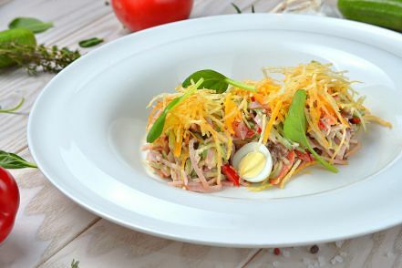 Мясной салат с овощами и картофелем пай
