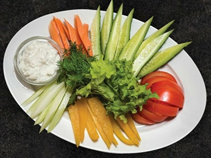 Ассорти из свежих овощей с соусом Блю чиз