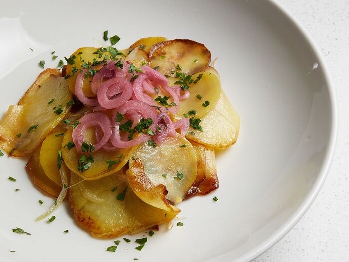 Жареная картошка с маринованным луком
