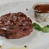 Фото к позиции меню Рубленый бифштекс из говядины с соусом Бордосский и цукини гриль